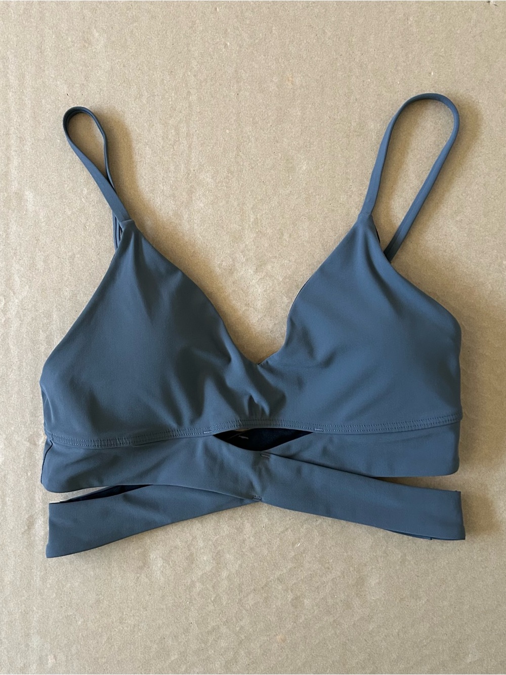 Lululemon V-neck Crossover Underband Bra Size 4 LW2EISS Yoga Workout Longline